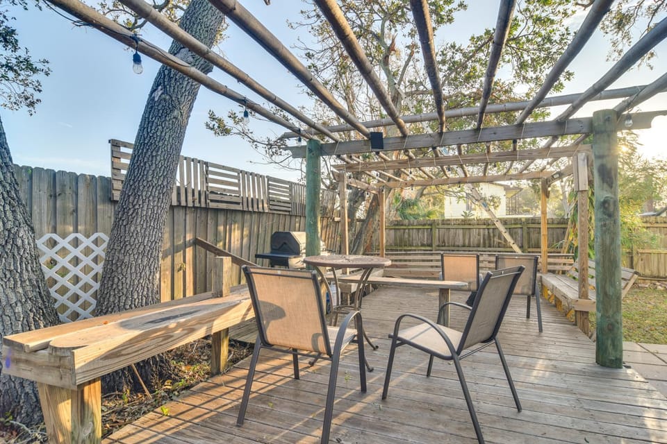 5 Mi to Beaches: Seminole Retreat w/ Balcony House in Seminole