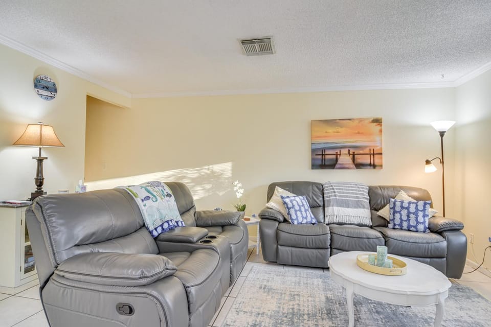 5 Mi to Beaches: Seminole Retreat w/ Balcony House in Seminole