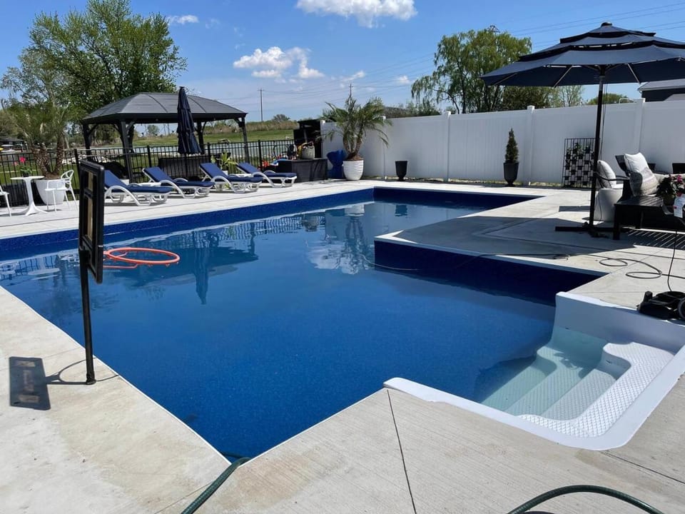 The Grand River Retreat Pool hot tub avail Sep House in Lake Erie