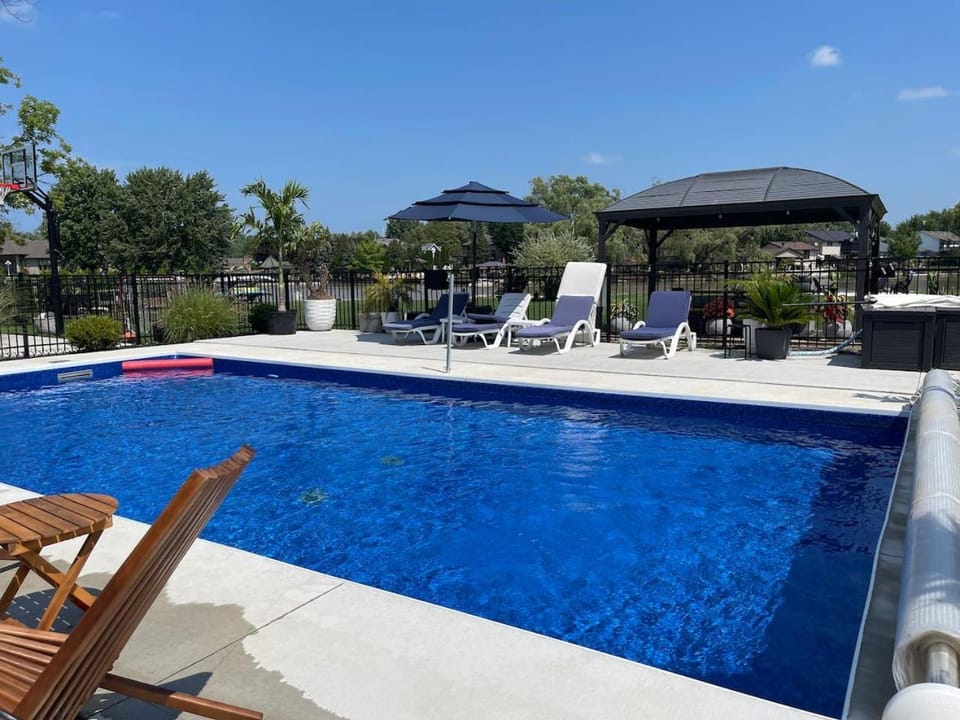 The Grand River Retreat Pool hot tub avail Sep House in Lake Erie