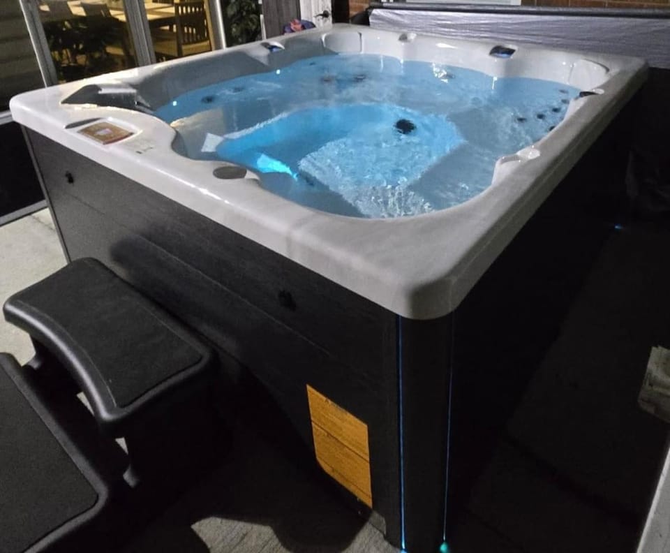 The Grand River Retreat Pool hot tub avail Sep House in Lake Erie