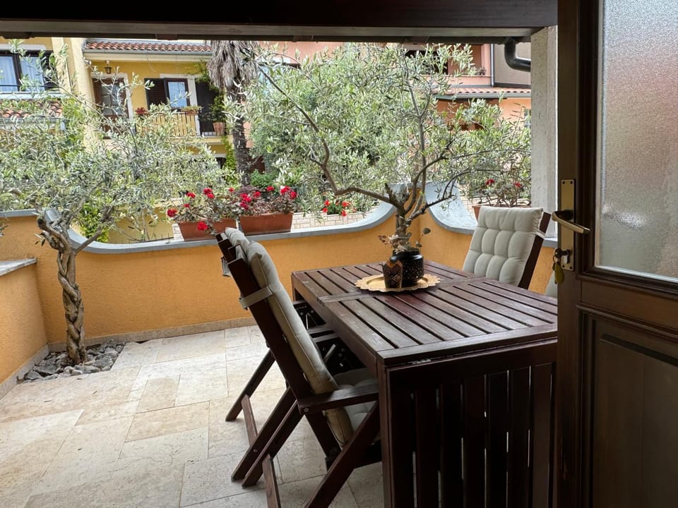 View (from property/room), Balcony/Terrace, Dining area
