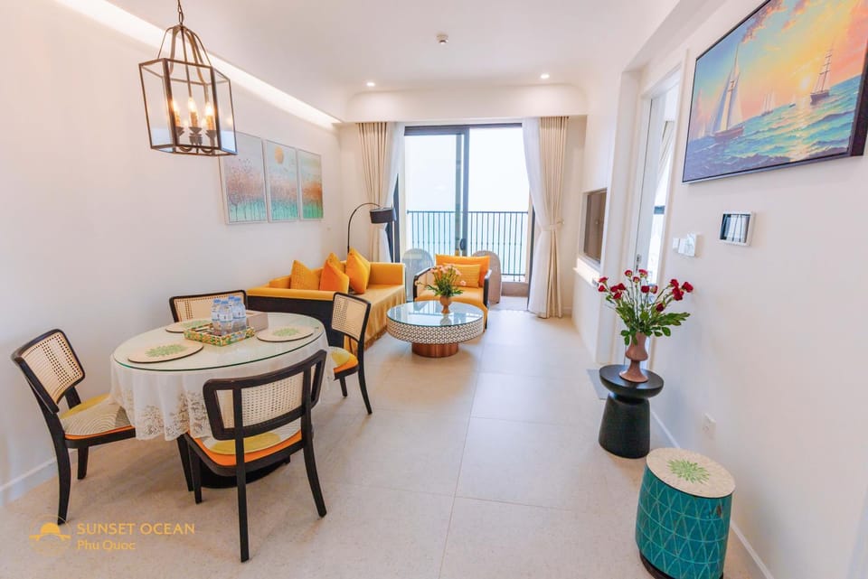 Living room, Seating area, Dining area