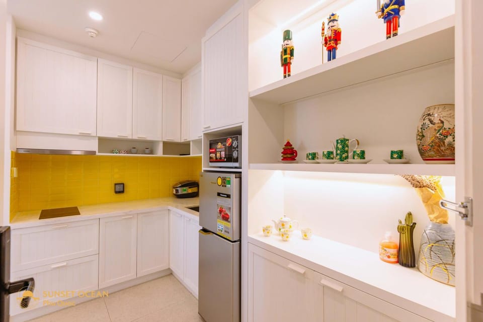 Kitchen or kitchenette, dishwasher, minibar, oven, stove