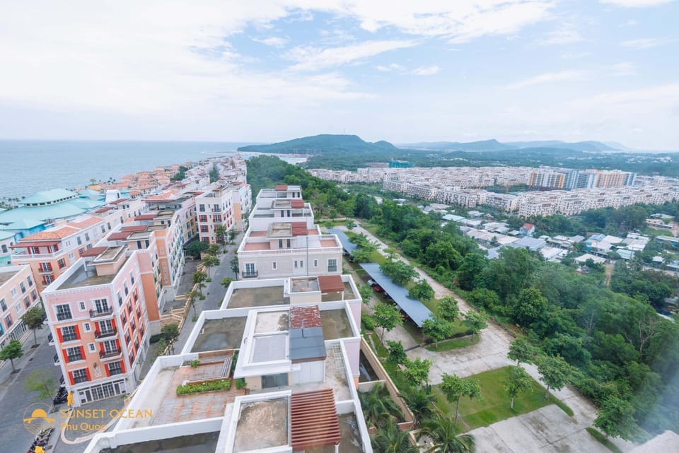 Property building, Nearby landmark, Day, Neighbourhood, Natural landscape, Bird's eye view, Beach, City view, Mountain view, Sea view, Street view, Location
