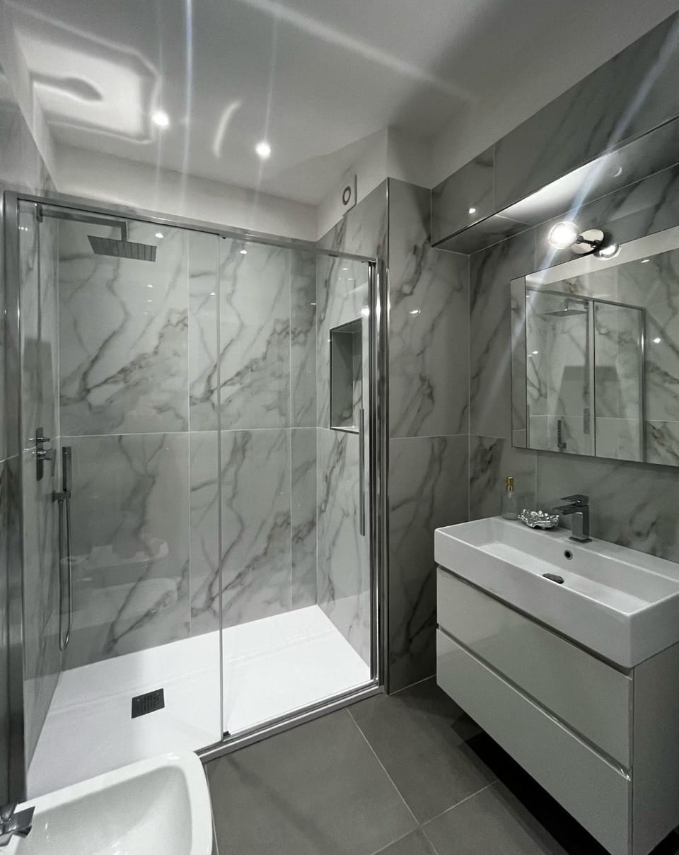 Bathroom, Living room