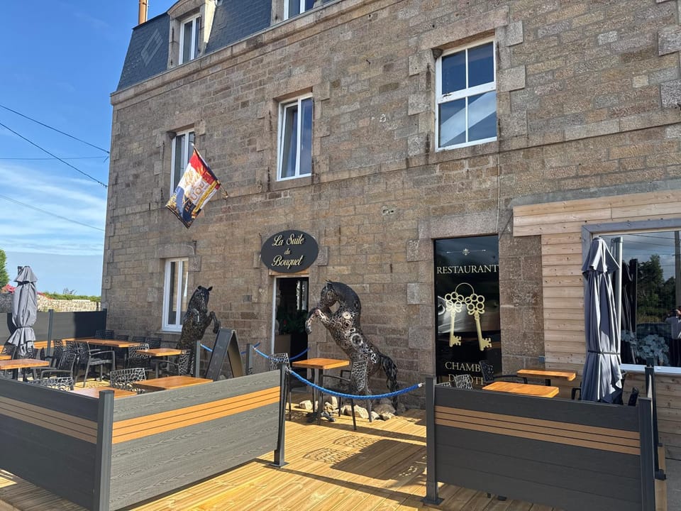 Property building, Patio, Restaurant/places to eat