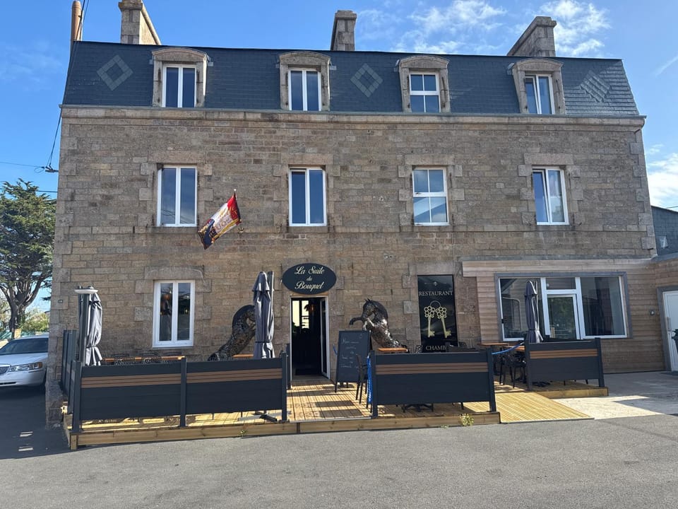 Property building, Facade/entrance, Location, Parking
