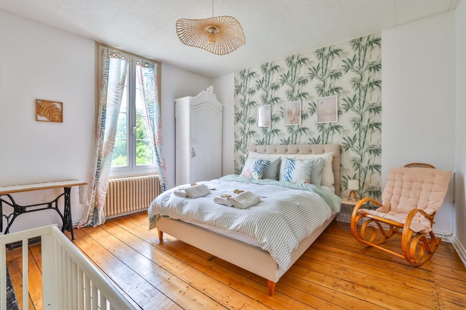 Bed, Photo of the whole room, Bedroom, cot, heating, towels