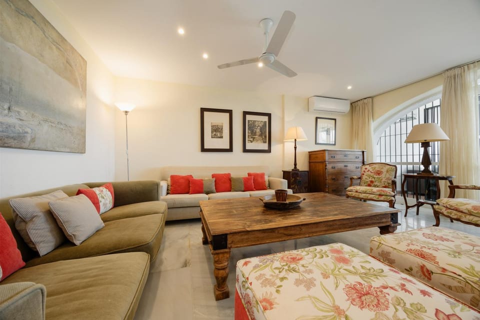 Living room, Photo of the whole room, Seating area, Dining area