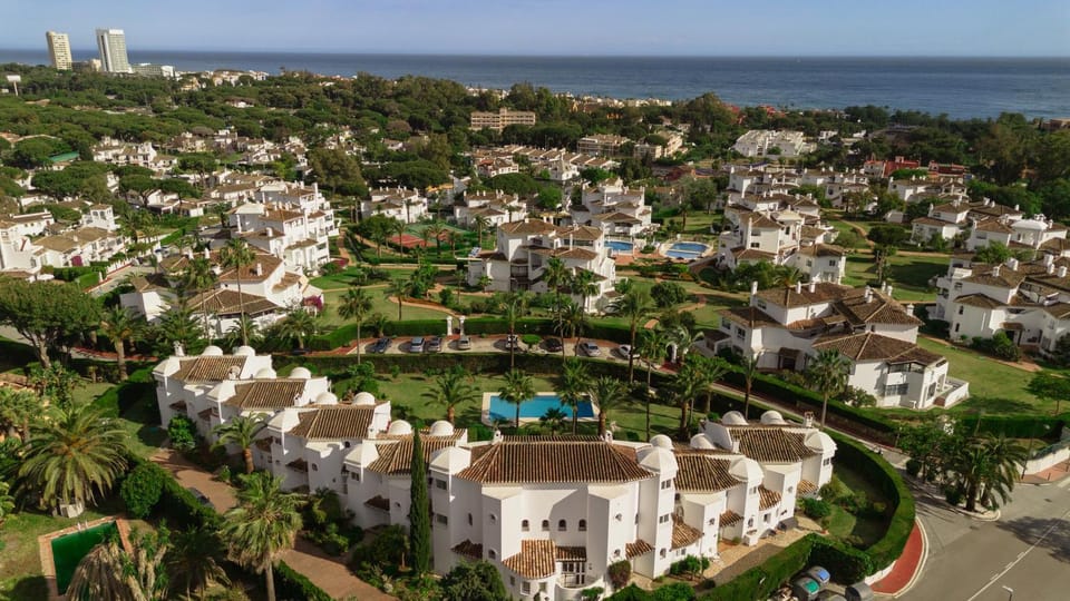 Property building, Day, Neighbourhood, Bird's eye view, Sea view, Location