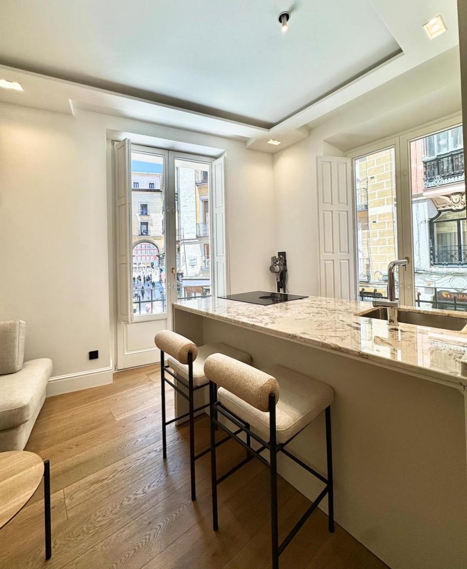 Charming Plaza Mayor Views & Top location Apartment in Centro