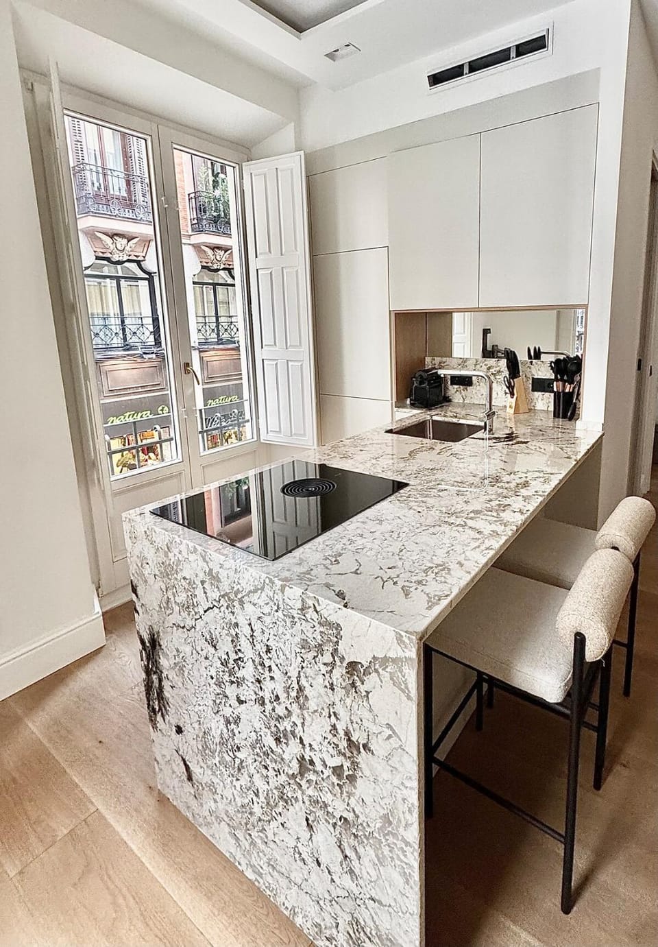 Kitchen or kitchenette, Seating area, Dining area
