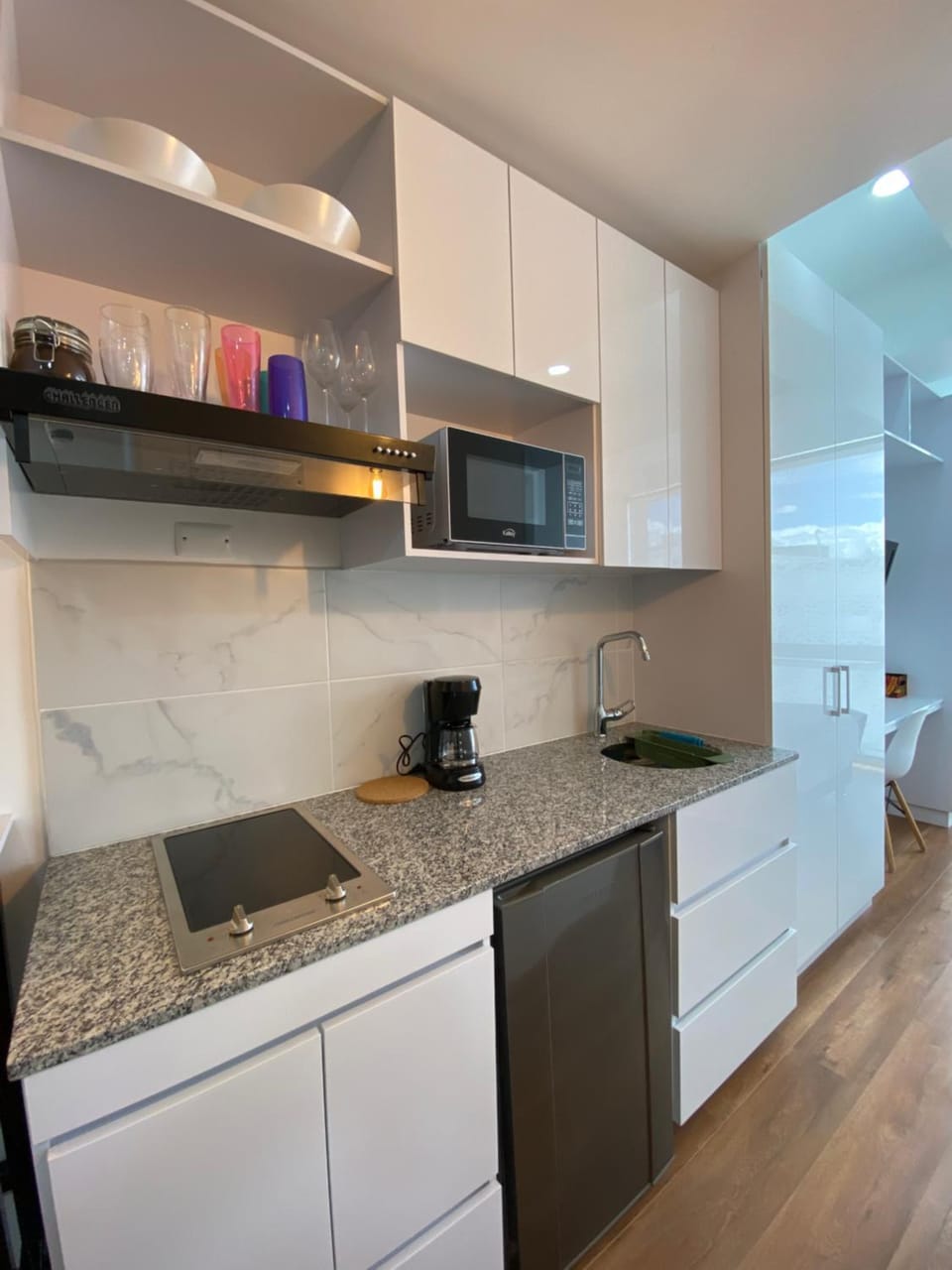Kitchen or kitchenette, dishwasher, minibar, stove