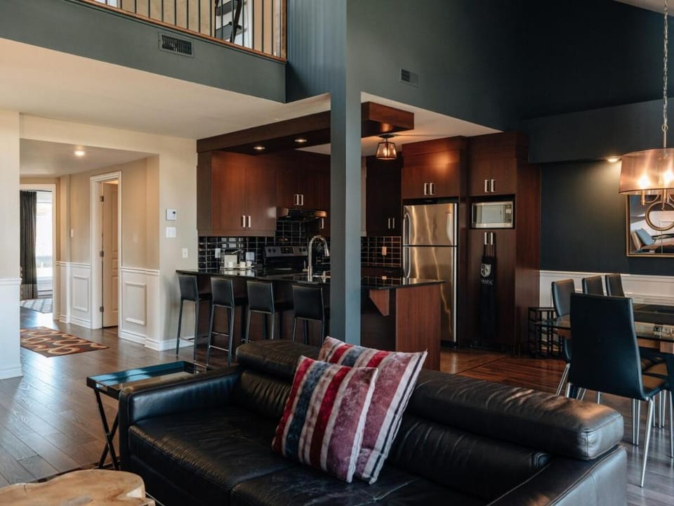 Spacious 3 bedroom condo Ski-in Ski-out St Sau Apartment in Saint-Sauveur