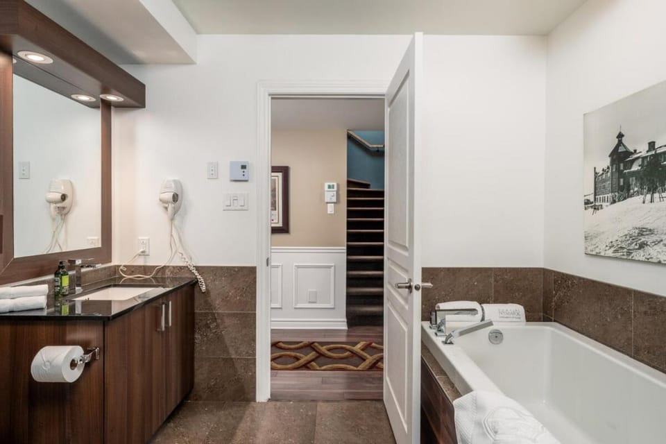 Spacious 3 bedroom condo Ski-in Ski-out St Sau Apartment in Saint-Sauveur