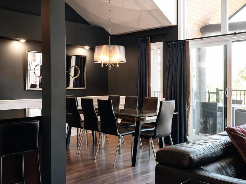 Spacious 3 bedroom condo Ski-in Ski-out St Sau Apartment in Saint-Sauveur
