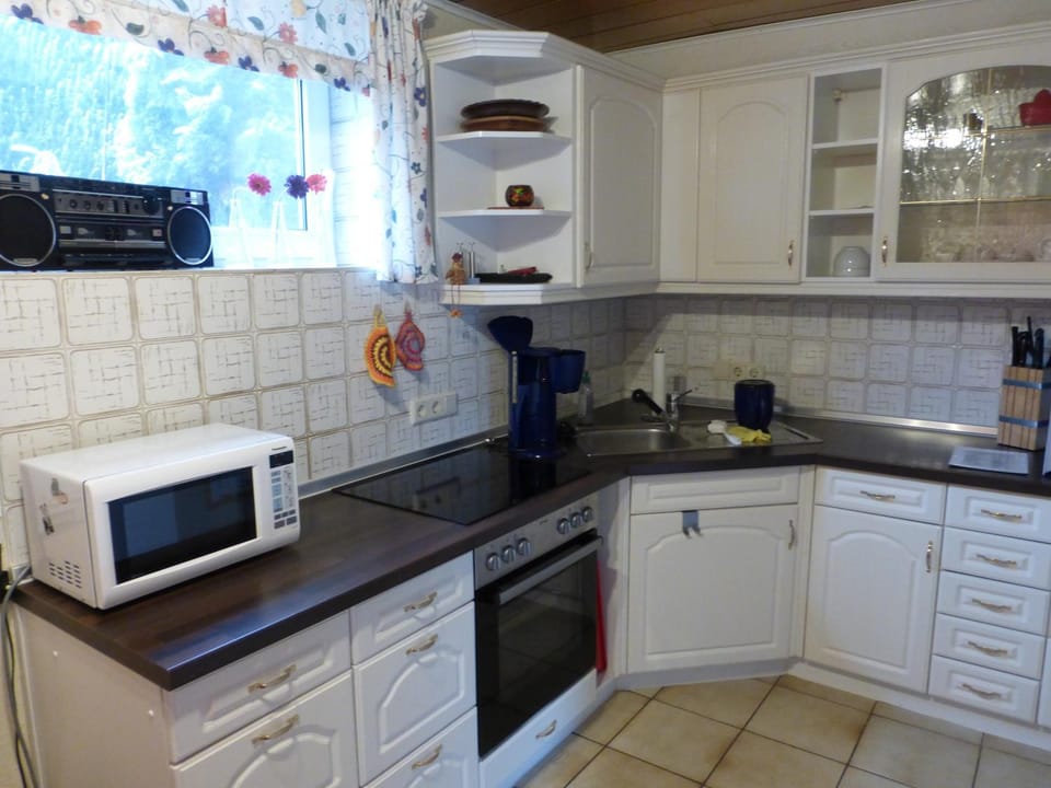 Coffee/tea facilities, Kitchen or kitchenette, microwave, oven, stove
