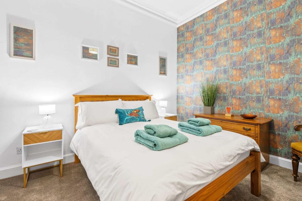 Bed, Bedroom, towels