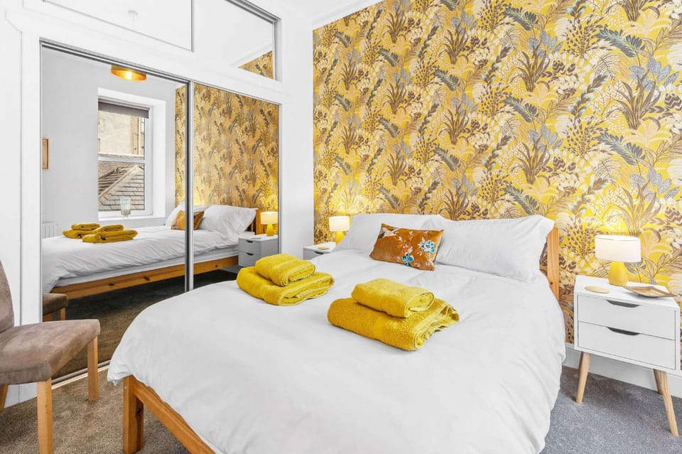 Bed, Bedroom, towels