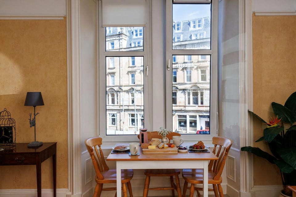 Living room, Seating area, Dining area, City view, Sea view, Street view