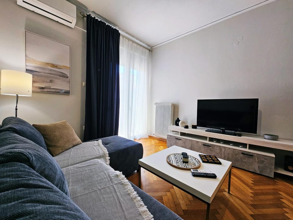 TV and multimedia, Living room, Evening entertainment, air conditioner