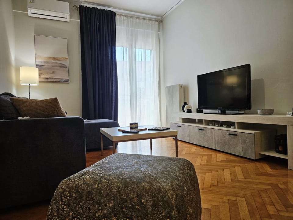 Living room, Seating area, Evening entertainment, air conditioner