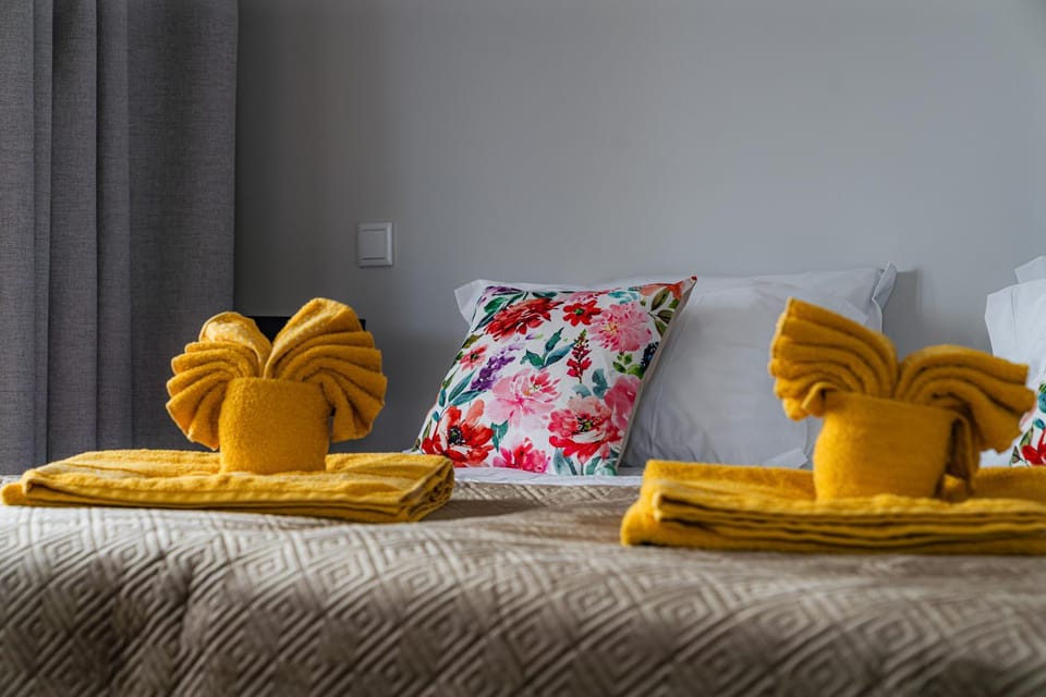 Bed, towels