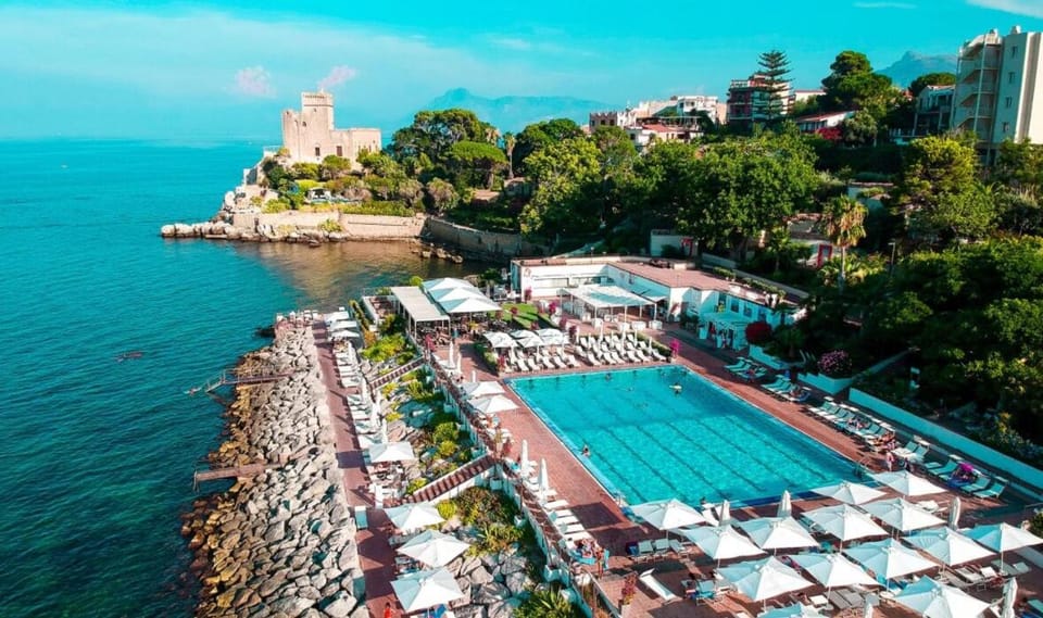Property building, Beach, Sea view, Swimming pool
