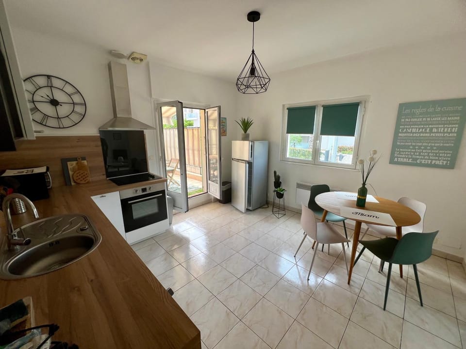 Kitchen or kitchenette, Dining area, oven, stove