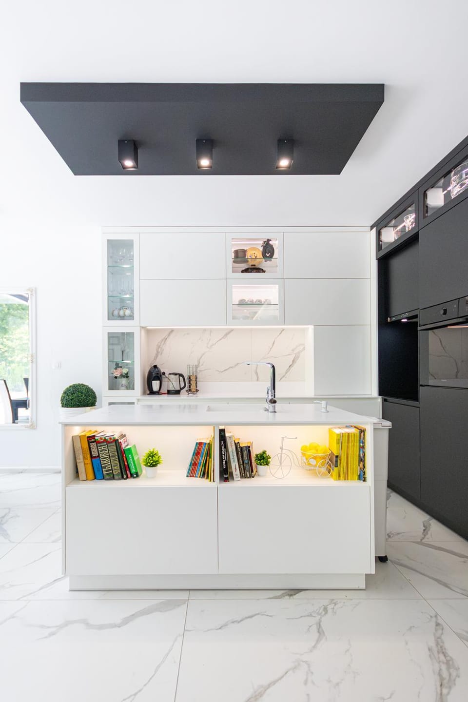 Coffee/tea facilities, Kitchen or kitchenette, oven