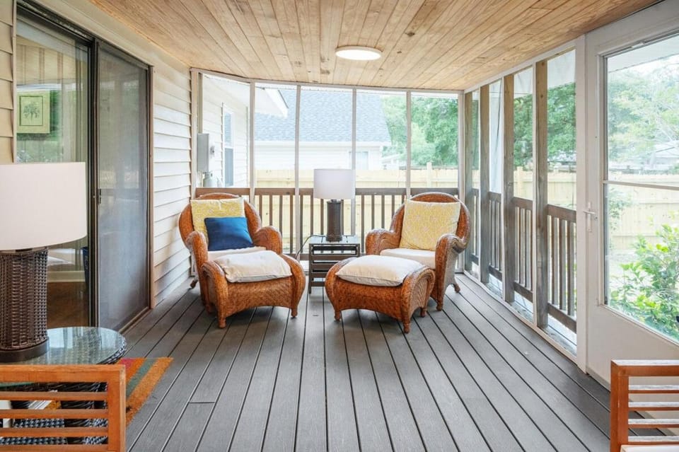 Pet Friendly Cottage 5 Min Walk to Beach House in Oak Island