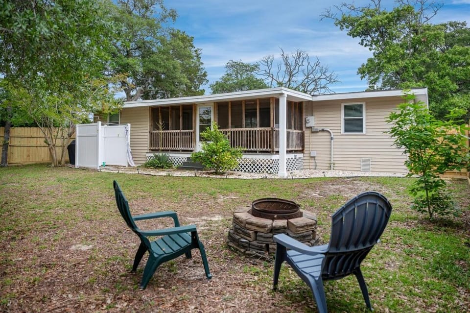 Pet Friendly Cottage 5 Min Walk to Beach House in Oak Island