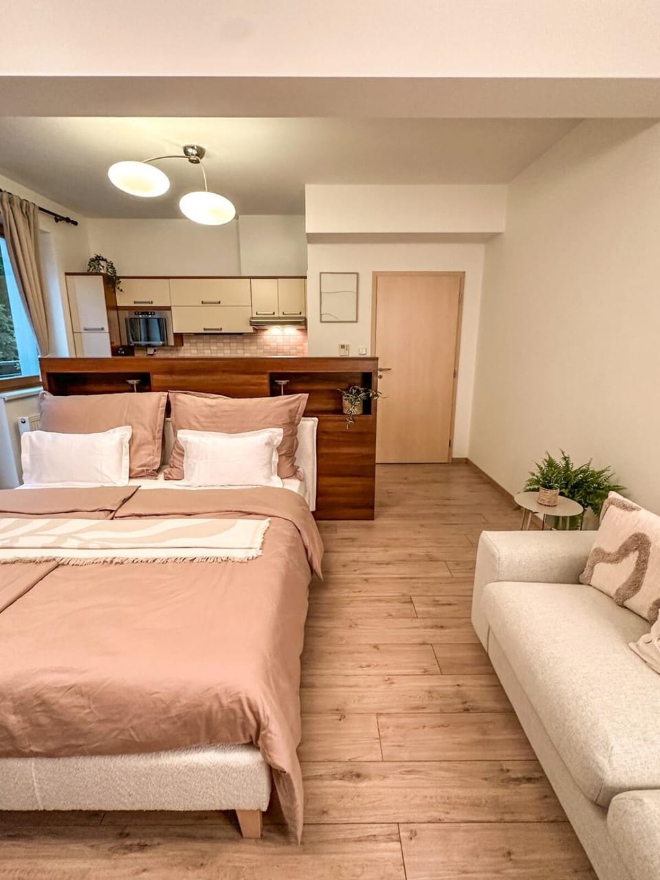 Bed, Photo of the whole room, Seating area