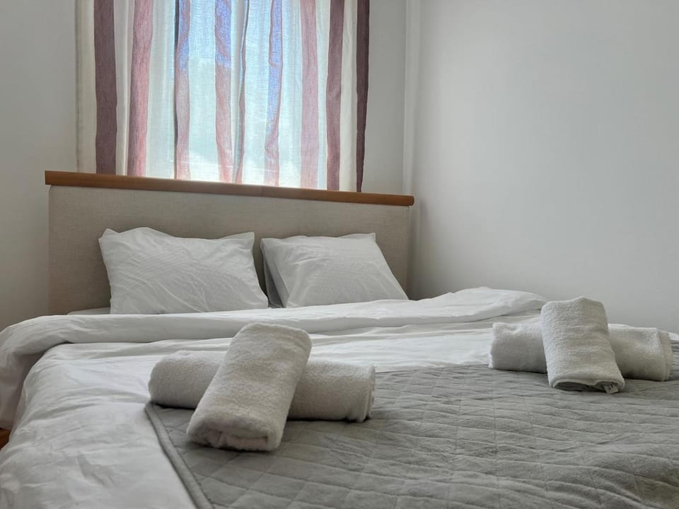 Bed, Bedroom, towels