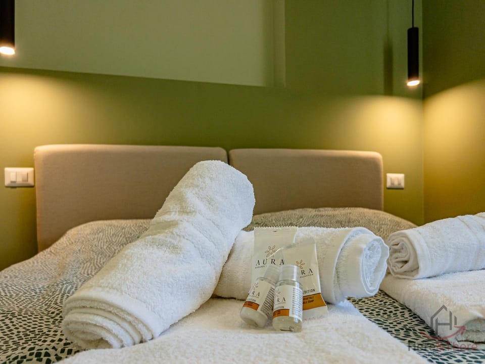 Bed, towels