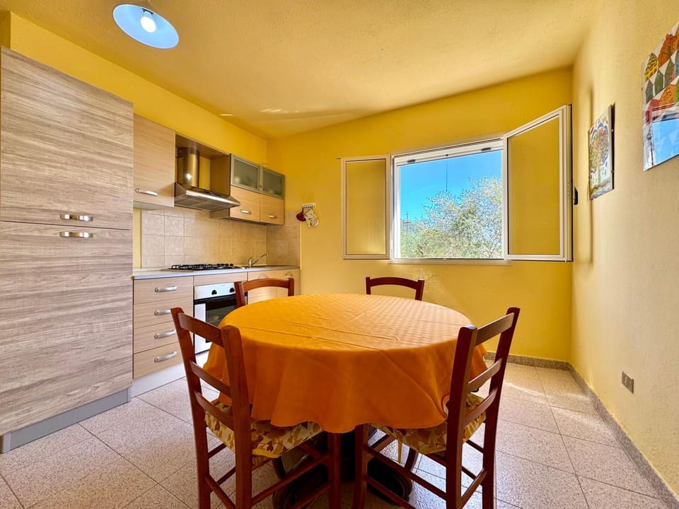 Kitchen or kitchenette, Dining area, stove