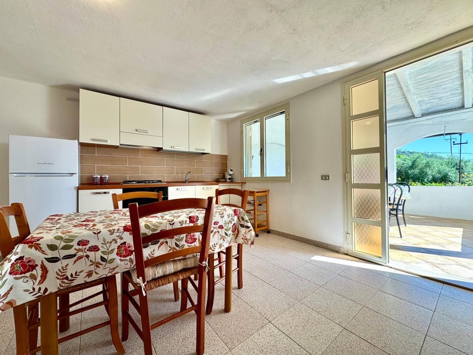 Balcony/Terrace, Kitchen or kitchenette, Living room, Dining area, oven, stove