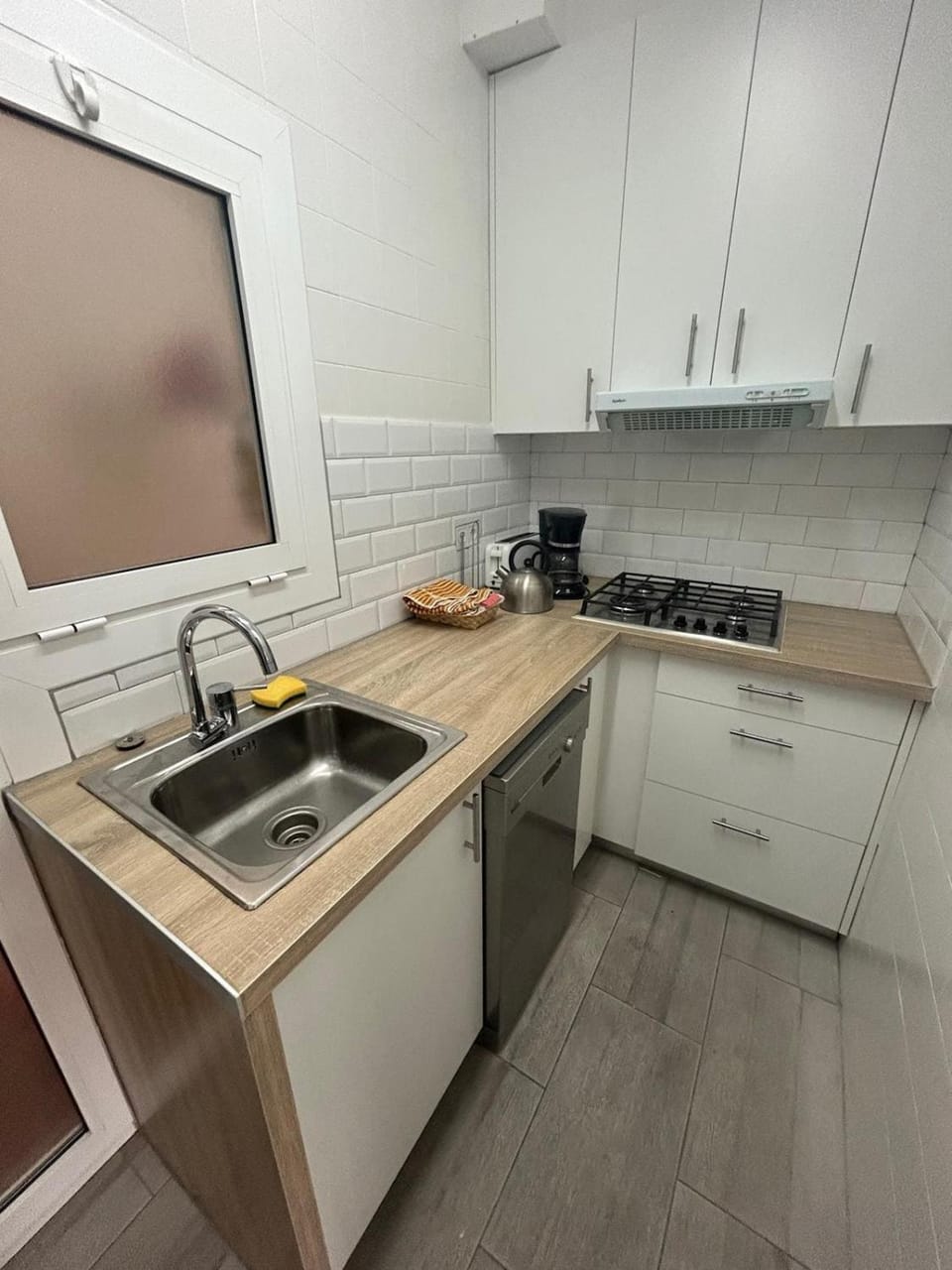 Kitchen or kitchenette, dishwasher, stove