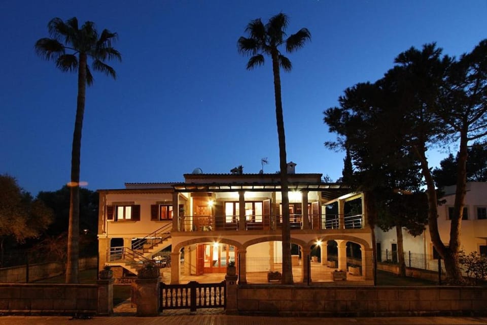 VILLA BEACH BELL LLoC Resort in Raiguer