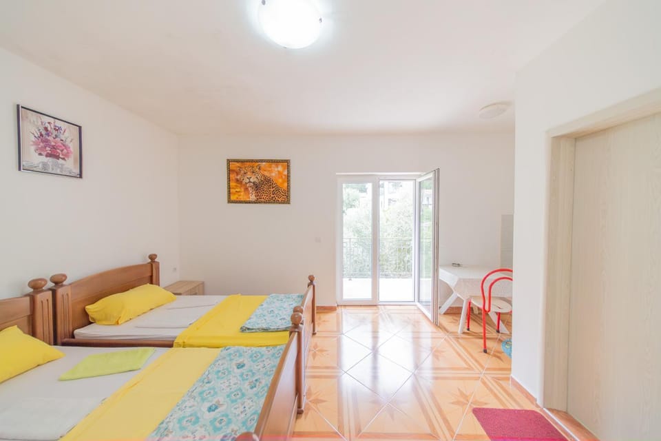 Photo of the whole room, Seating area