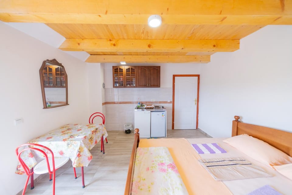 Kitchen or kitchenette, Photo of the whole room, pet friendly