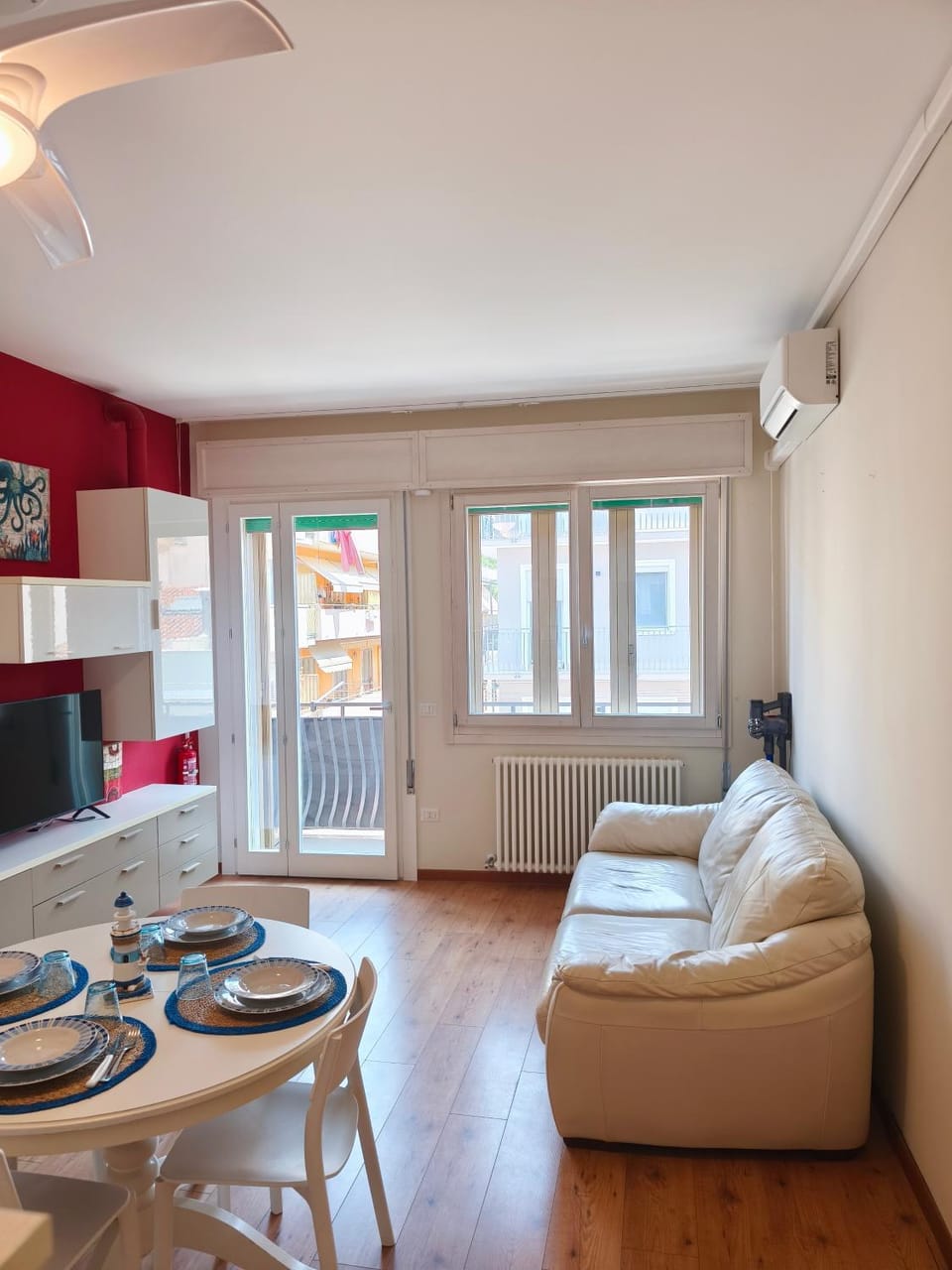 Communal lounge/ TV room, TV and multimedia, Living room, Seating area, Dining area, Evening entertainment, internet