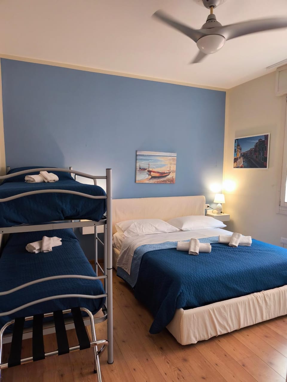 Bed, Photo of the whole room, Bedroom, bunk bed, towels