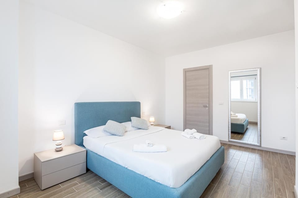 Photo of the whole room, Bedroom, towels