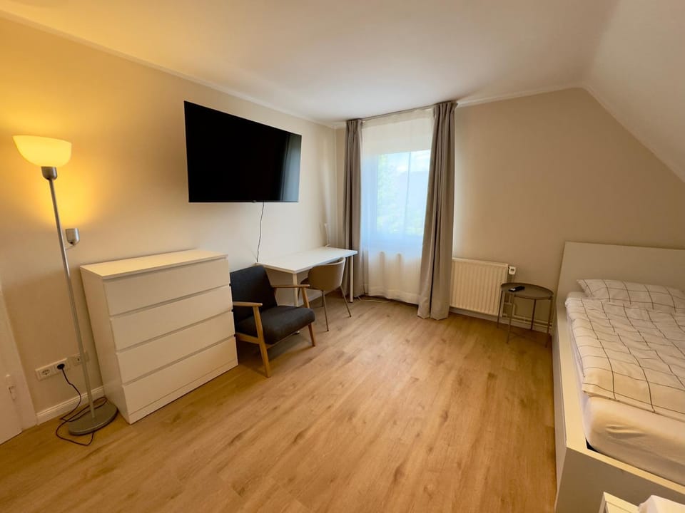 Bed, TV and multimedia, Photo of the whole room, Bedroom