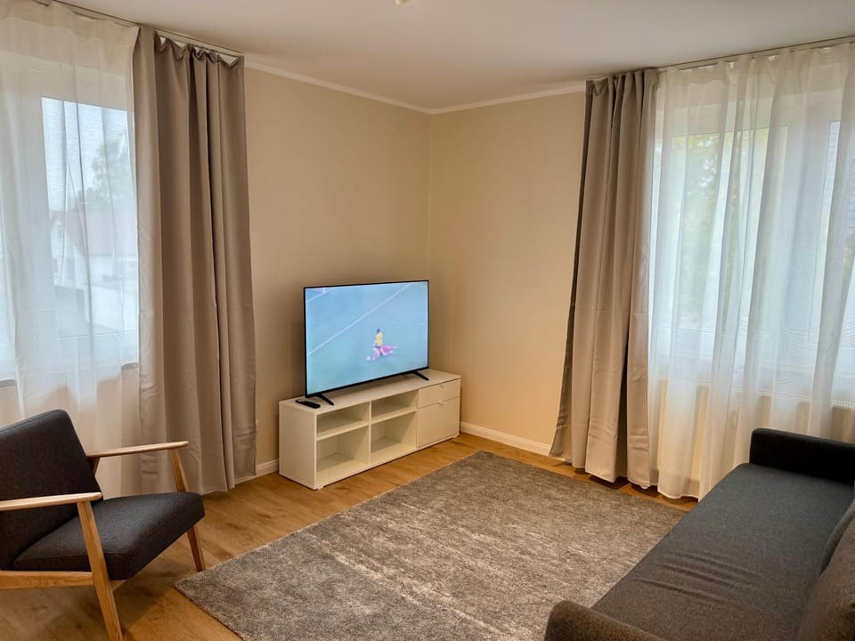TV and multimedia, Living room, Seating area, Evening entertainment