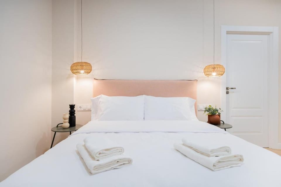 Bed, Bedroom, towels