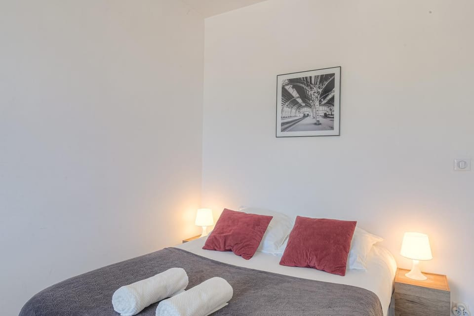 Bed, Bedroom, towels