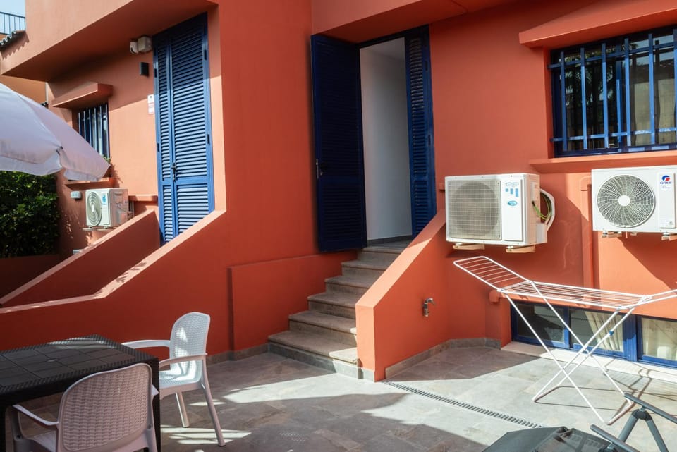 Patio, Day, Balcony/Terrace, Dining area